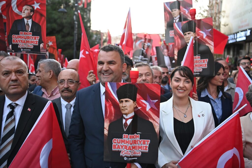 SÜLEYMANPAŞA CUMHURİYET COŞKUSUYLA SALLANDI — KORTEJ SEL GİBİ AKTI!