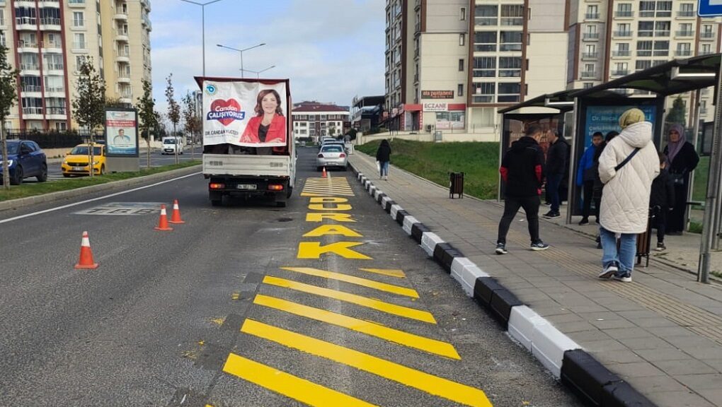 TRAFİK HİZMETLERİ EKİPLERİ ŞEHRİN DÖRT BİR YANINDA TRAFİK GÜVENLİĞİ İÇİN ÇALIŞIYOR