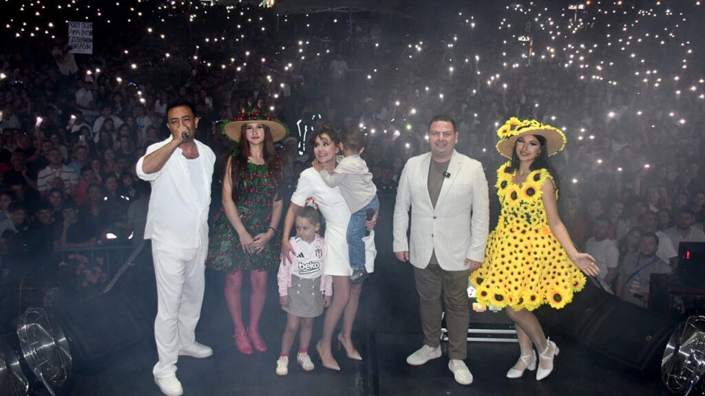 Kiraz Festivali Sahnesinden Poizi Ve Merve Özbey Geçti