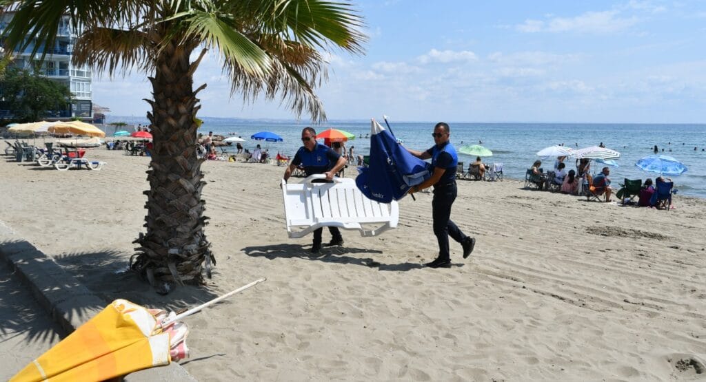 Süleymanpaşa Sahillerinde İzinsiz Şezlonglar Toplatıldı